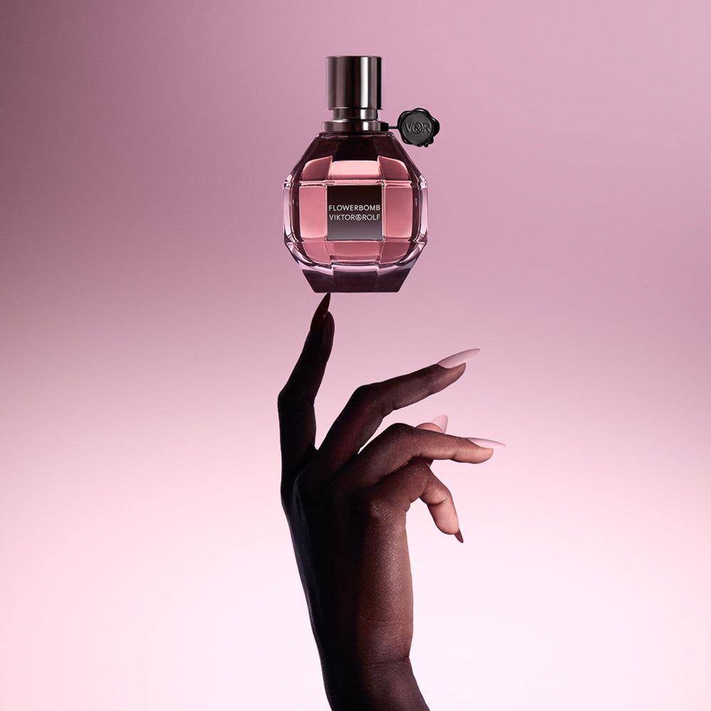Viktor&Rolf Flowerbomb: ramo floral que sugiere aroma para momentos especiales.
