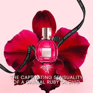 Notas de orquídea y vainilla roja en Flowerbomb Ruby Orchid, aroma intenso y femenino.
