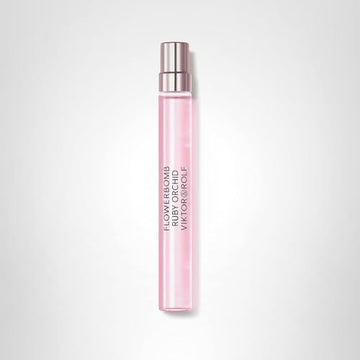 Uso diario de Flowerbomb Ruby Orchid, fragancia floral que eleva el look sin esfuerzo.