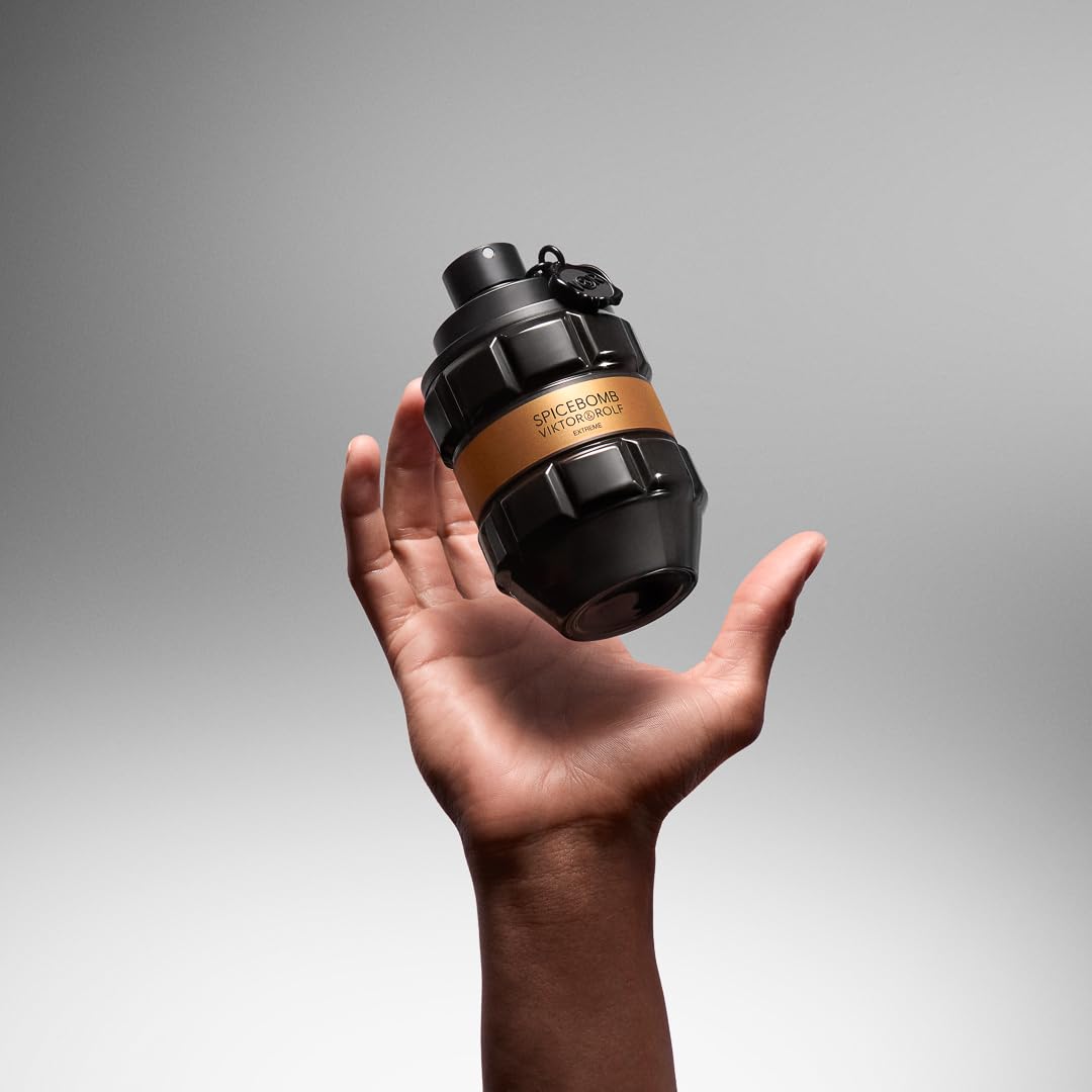 Spray de Viktor&Rolf Spicebomb Extreme en detalle, ideal para retoques rápidos.