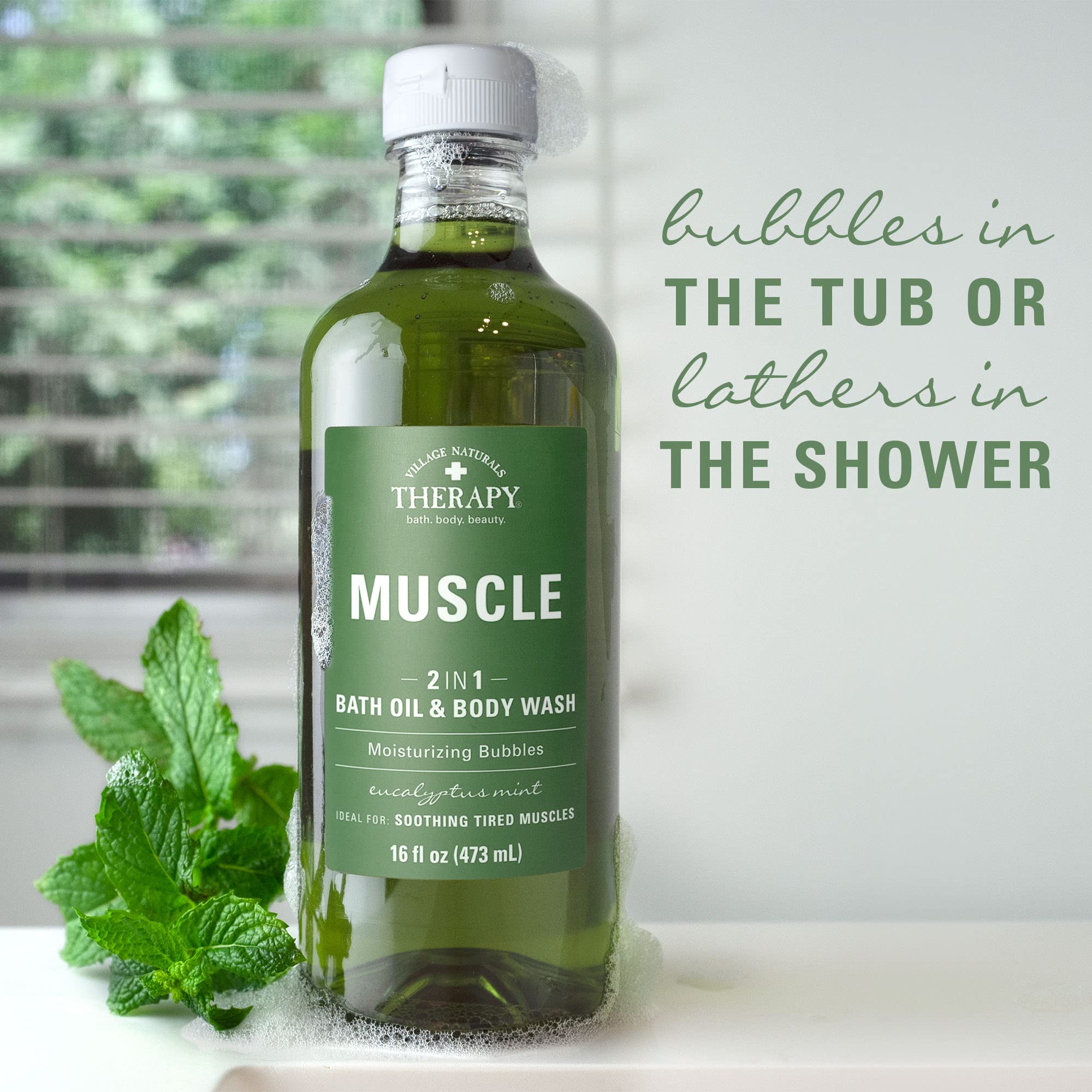 Village Naturals Therapy Muscle Foaming Bath Oil contiene eucalipto y menta para aroma vigorizante.