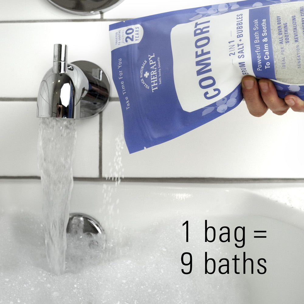Village Naturals Therapy Comfort Bath, vertiendo en tina para experiencia relajante.