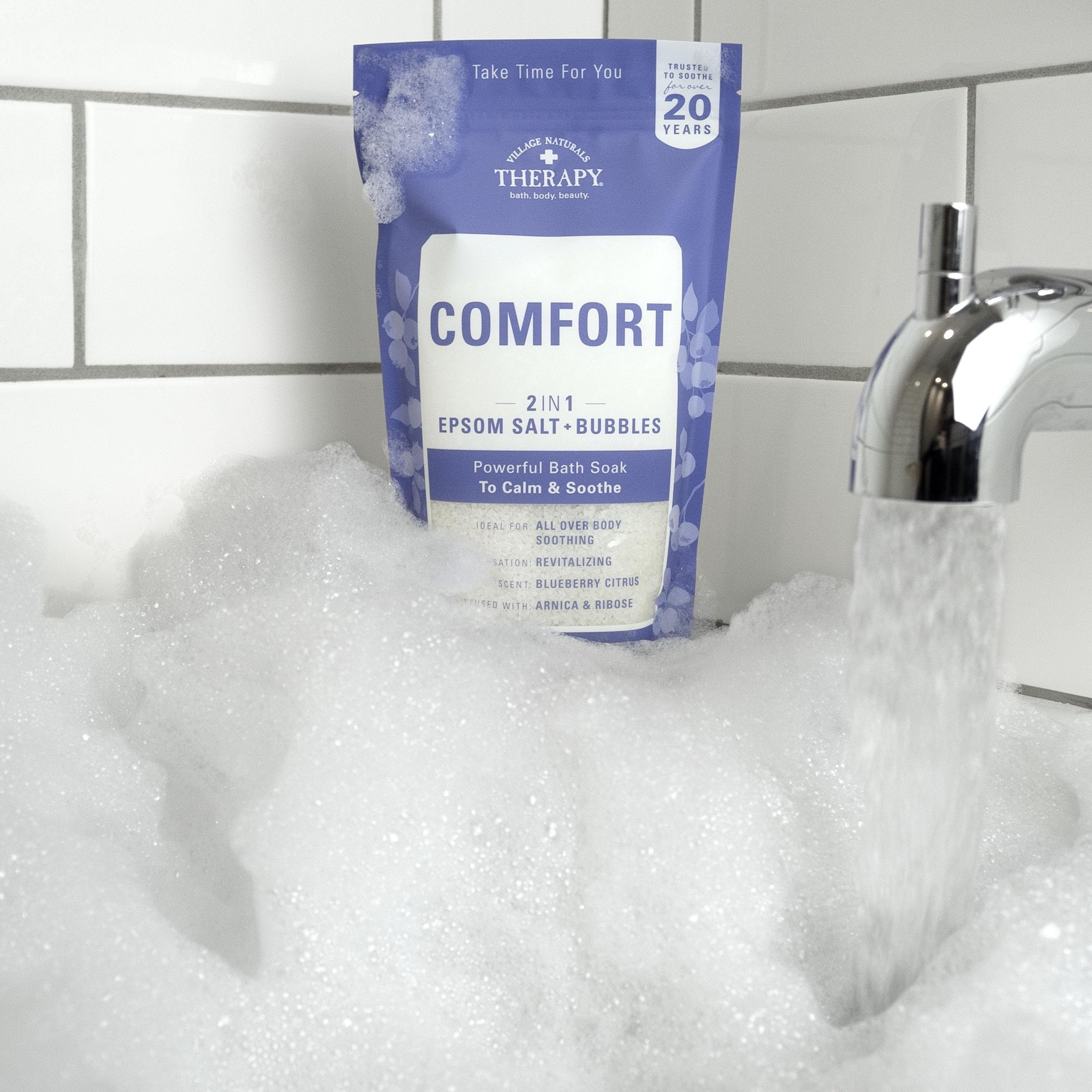 Village Naturals Therapy Comfort Bath, ingredientes de sal marina y arnica para revitalizar músculos.