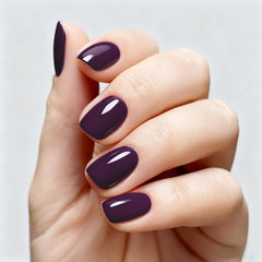 Uñas moradas con Vishine Gelpolish morado vibrante y acabado duradero.