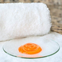 Vitabath Plus bulle bain moussante enveloppant la peau délicatement.