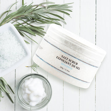 Manos aplicando Vivo Per Lei exfoliante corporal para piel suave.