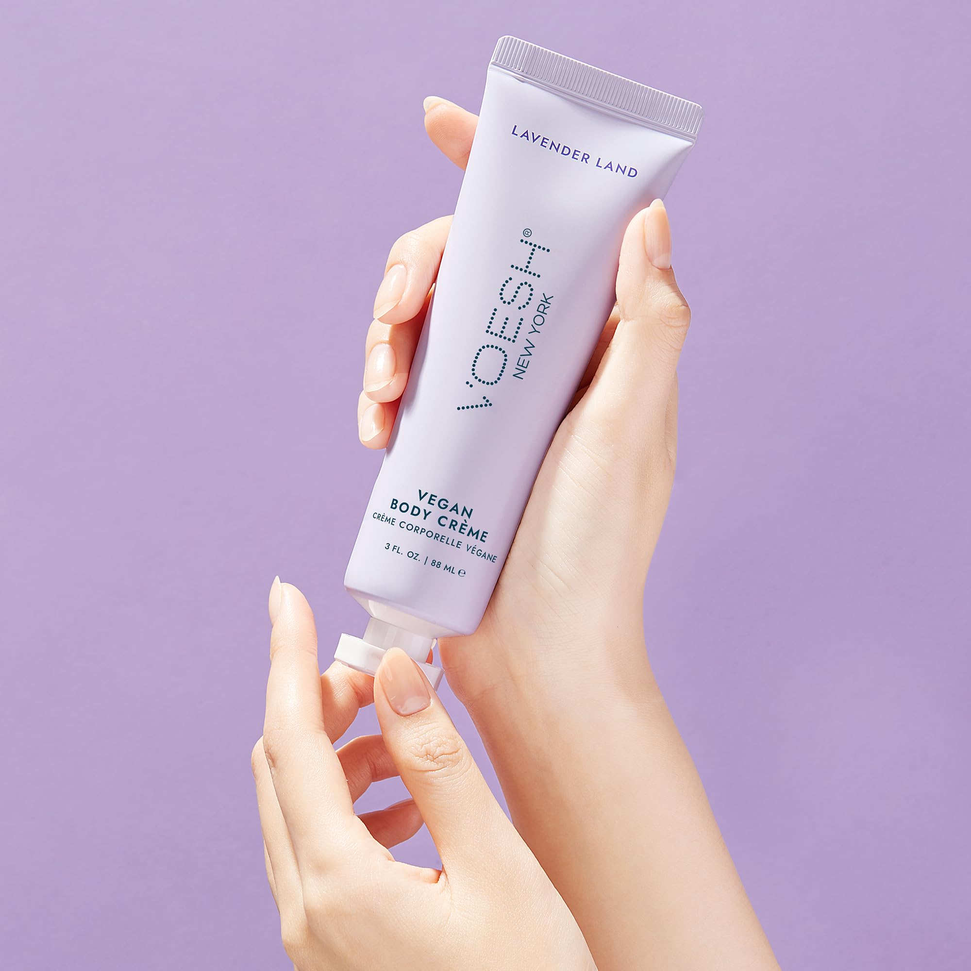 VOESH crema vegana Velvet Luxe, aplicación suave en manos tras lavado.