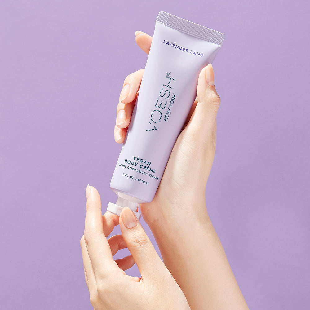 VOESH crema vegana Velvet Luxe, aplicación suave en manos tras lavado.