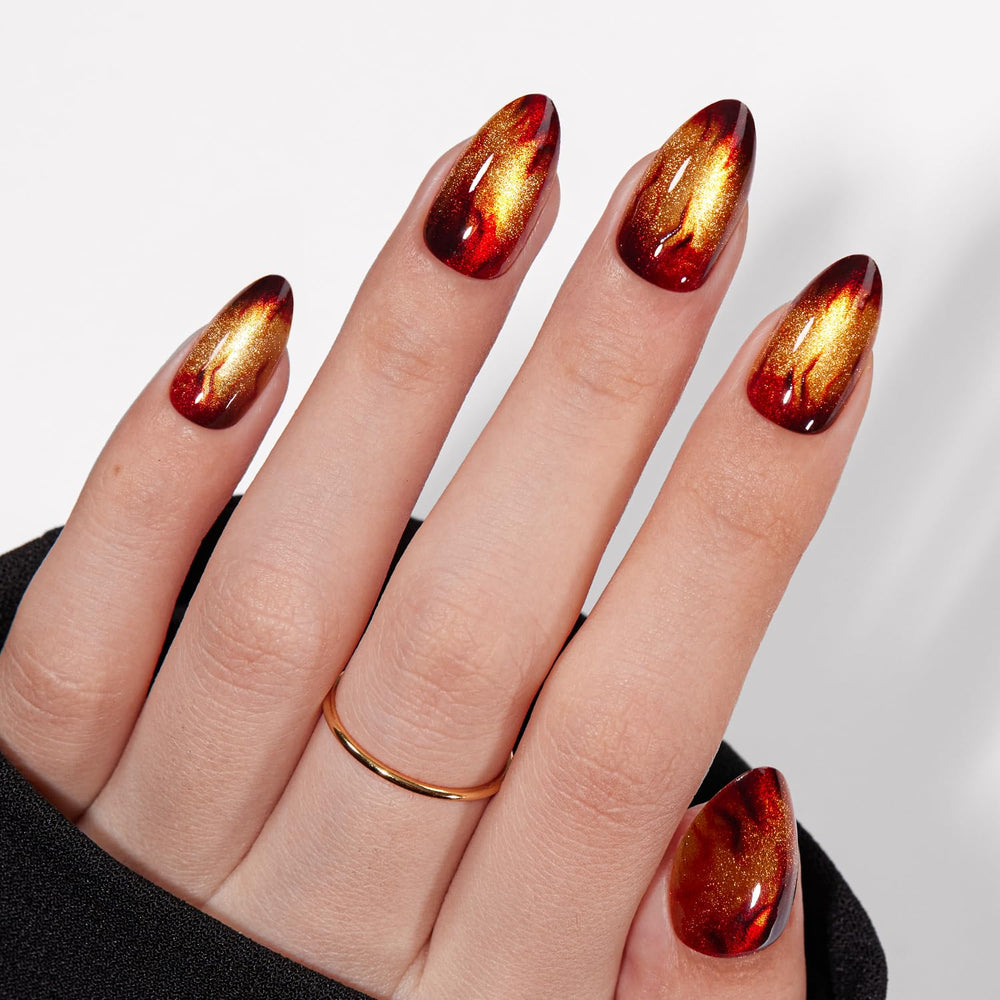 Motifs flammes dorées scintillantes et effet cat-eye audacieux.