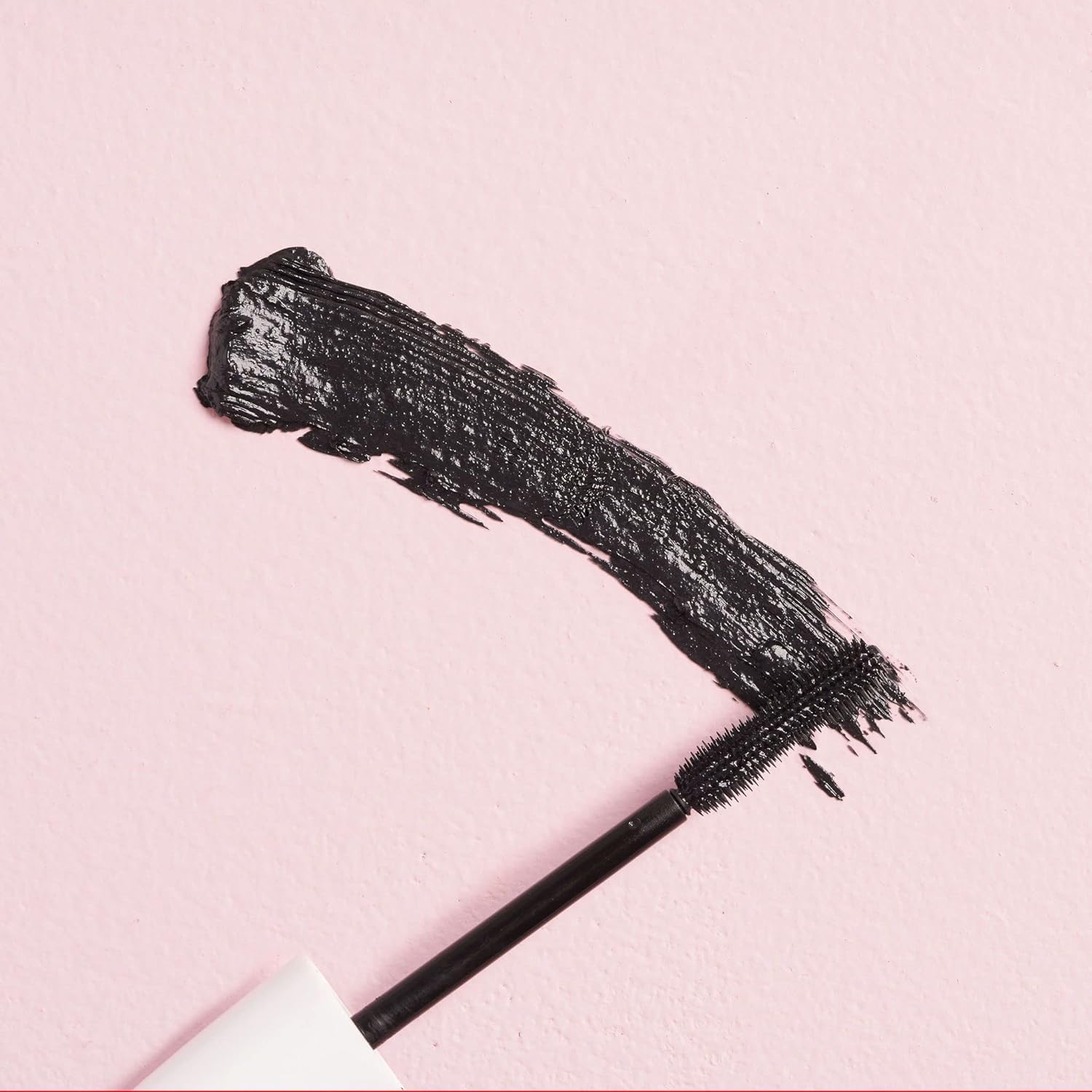 W7 Oh So Sensitive Mascara con vitamina E para cuidado suave de ojos.