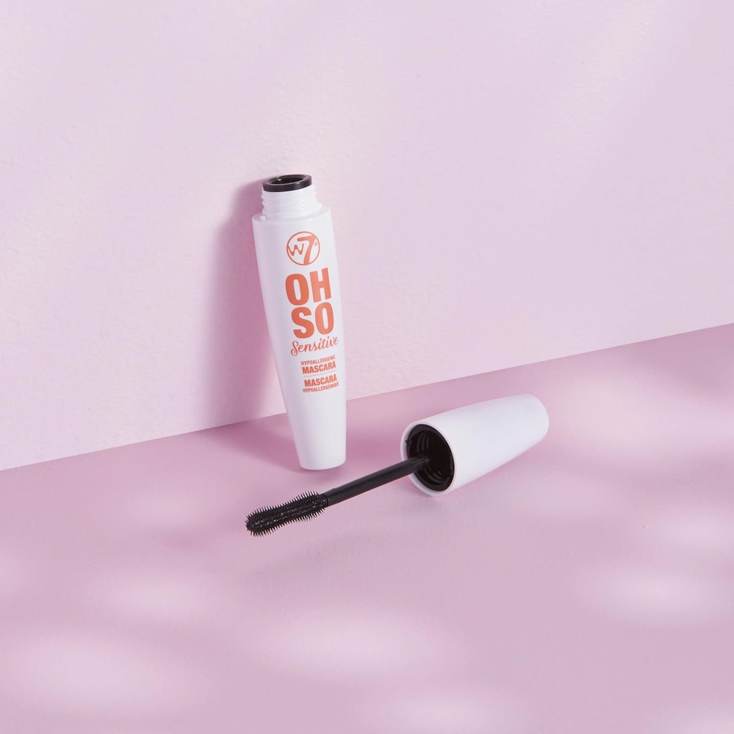 W7 Oh So Sensitive Mascara volumen y longitud visibles en pestañas.