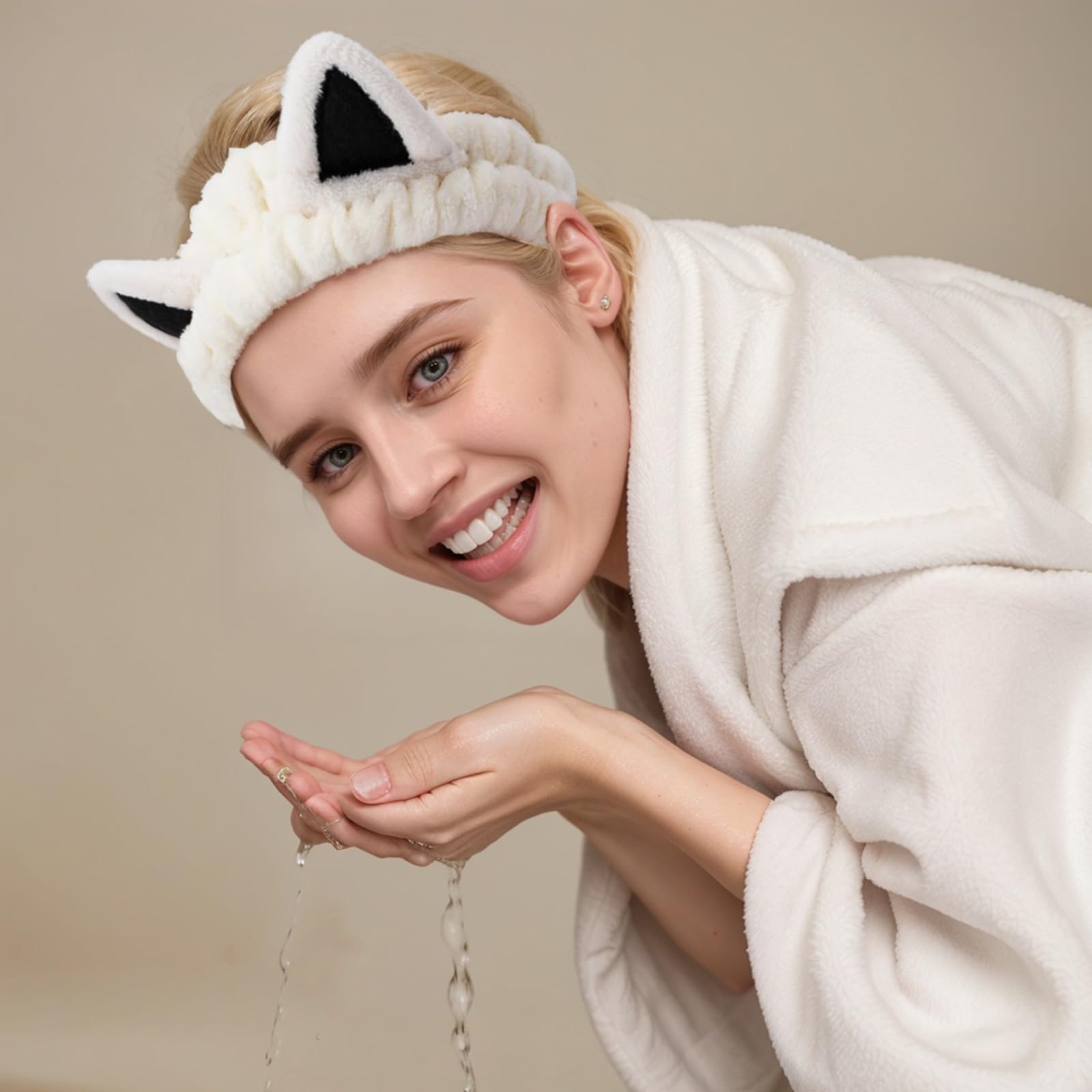 Diadema Waliah orejas de gato khaki para limpiar cara sin mojar el cabello.