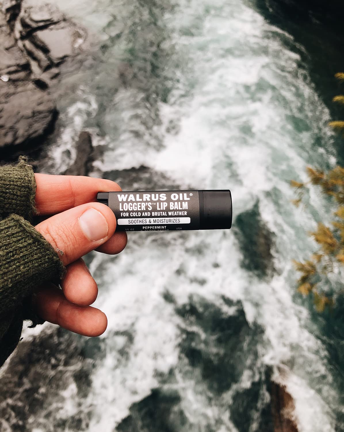 Walrus Oil bálsamo labial, aplicación precisa, aroma mentolado suave.