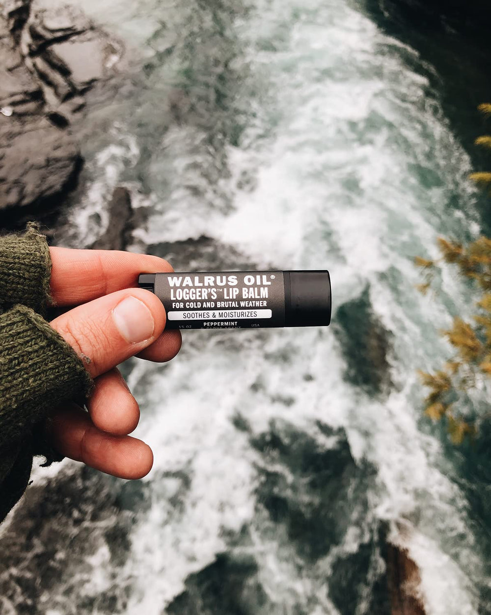 Walrus Oil bálsamo labial, aplicación precisa, aroma mentolado suave.