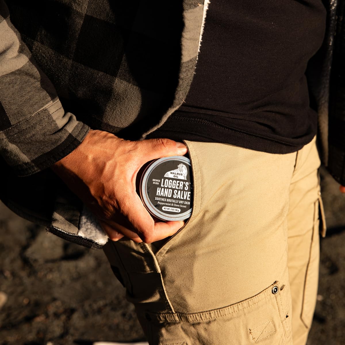 Walrus Oil Logger Hand Salve en envase de 2 oz, ideal para bolsillos.