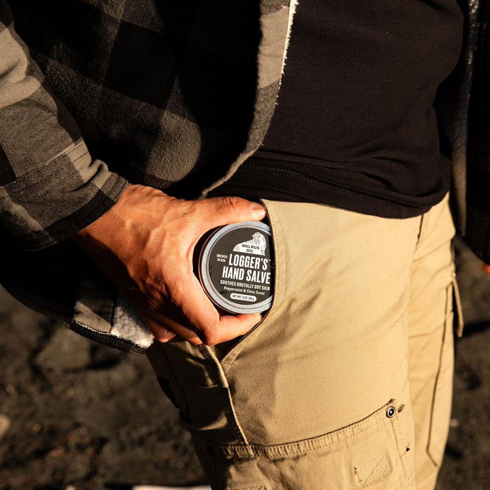 Walrus Oil Logger Hand Salve en envase de 2 oz, ideal para bolsillos.