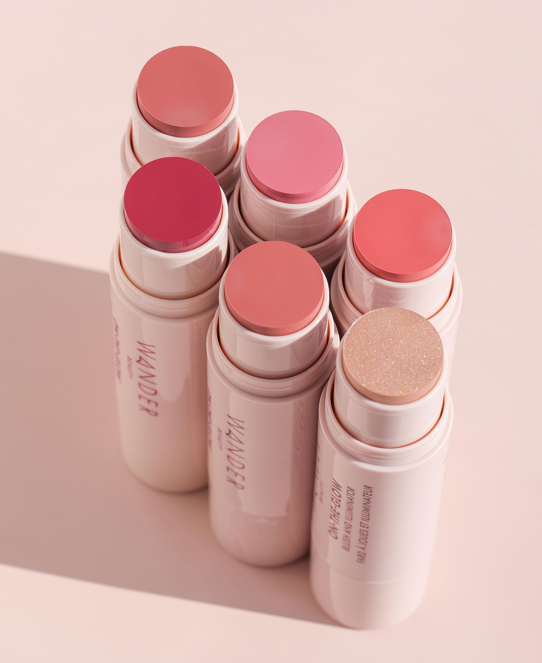 Wander Beauty bâton-crème fard et illuminateur sur le corps, luminosité discrète et facile à porter.