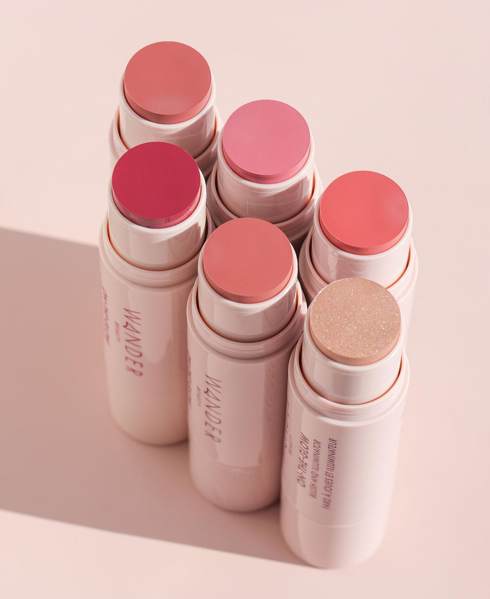 Wander Beauty bâton-crème fard et illuminateur sur le corps, luminosité discrète et facile à porter.