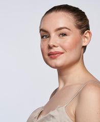 Wander Beauty bâton-crème fard et illuminateur swatch sur la joue, éclat naturel.