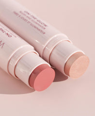 Wander Beauty bâton-crème fard et illuminateur, texture lisse qui glisse pour un éclat doux.