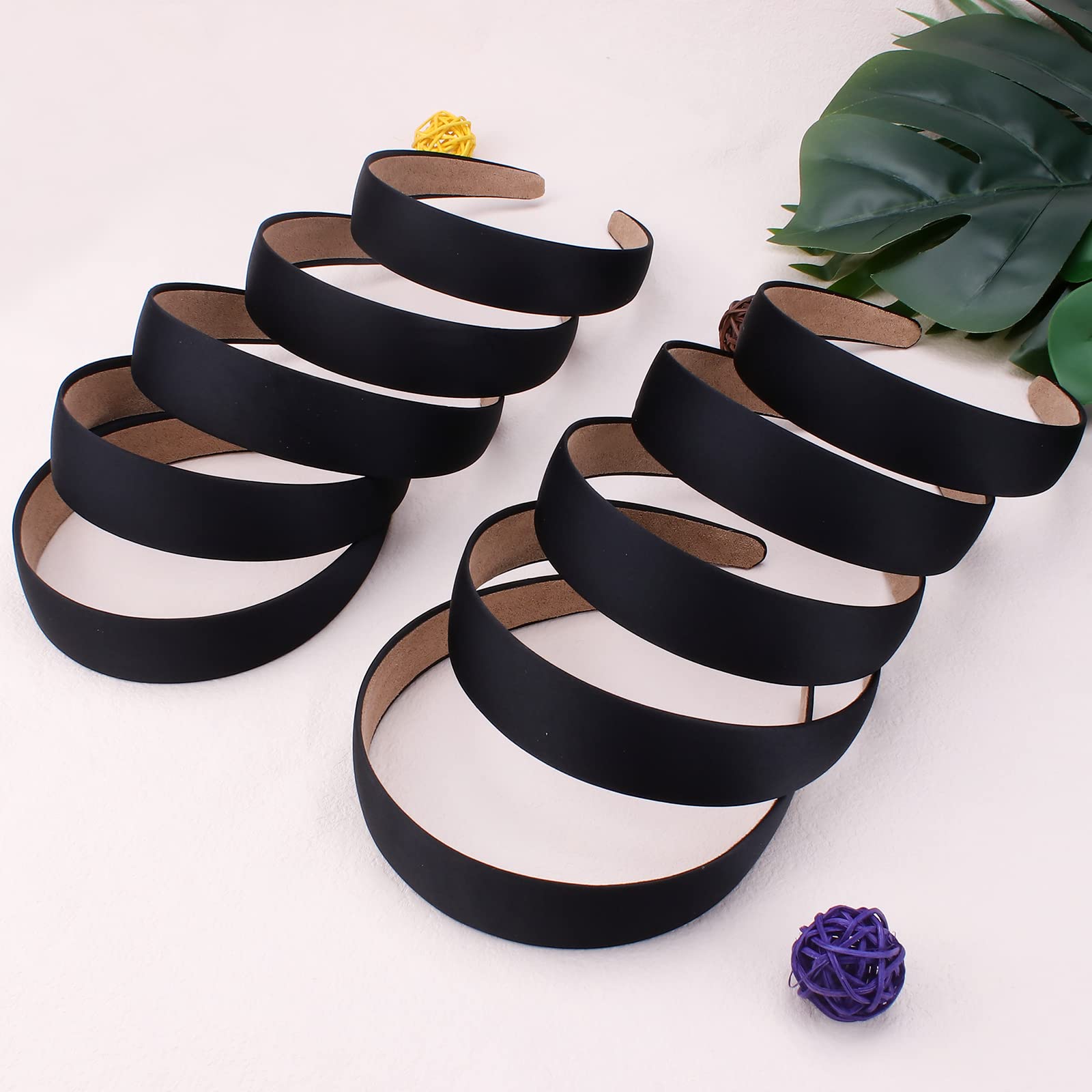 Acabado satinado negro de Wecoe, ideal para cualquier peinado.