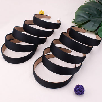 Acabado satinado negro de Wecoe, ideal para cualquier peinado.