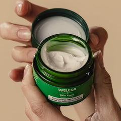 Weleda crema facial diurna nutritiva con caléndula, tacto suave al aplicar.