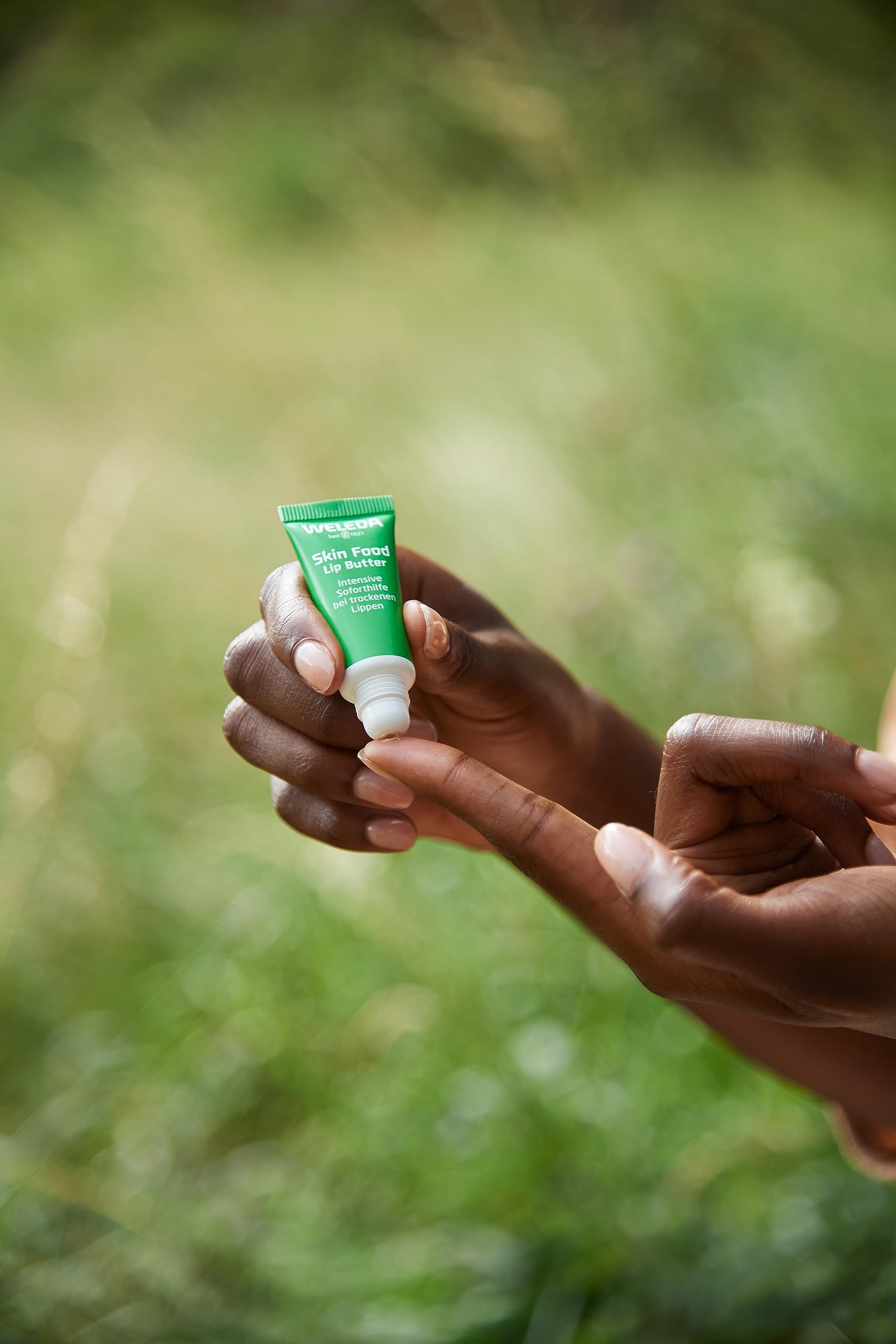 Weleda dermatológicamente probado para uso diario de labios.