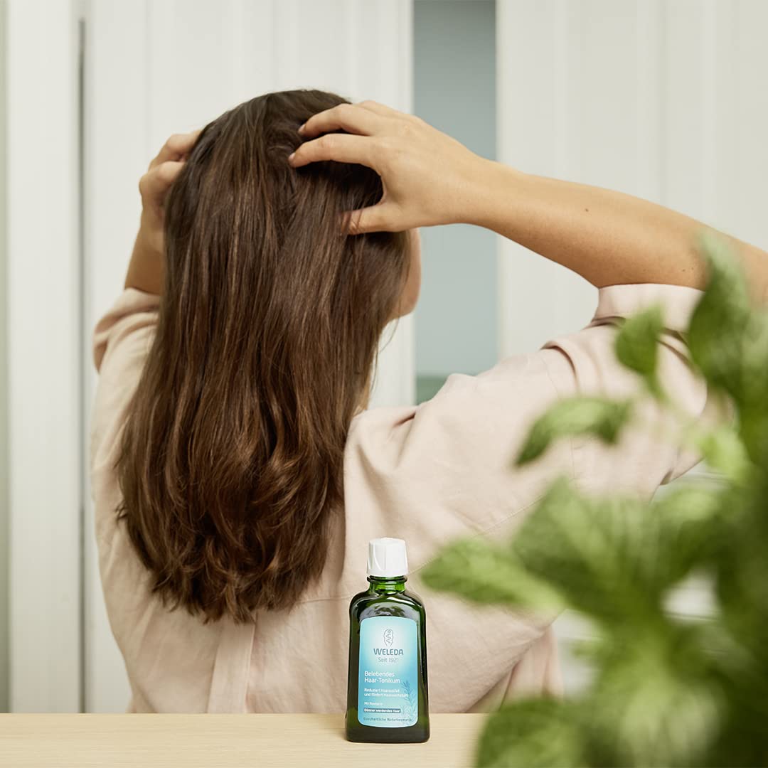 Weleda extractos de romero, trébol y bardana fortalecen el cabello.
