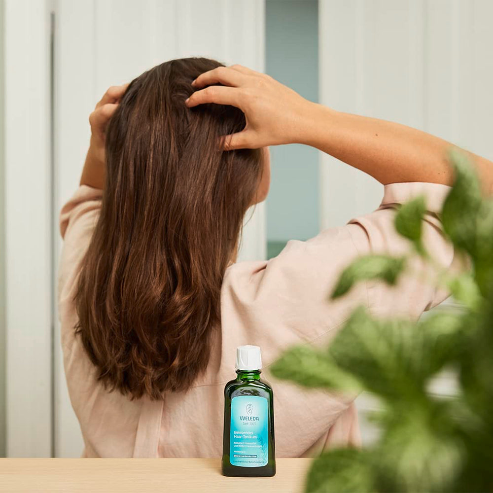Weleda extractos de romero, trébol y bardana fortalecen el cabello.