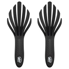 Wet Brush Go Green Curl Detangler negro, primer plano mostrando diseño para rizos y desenredo suave sin tirar