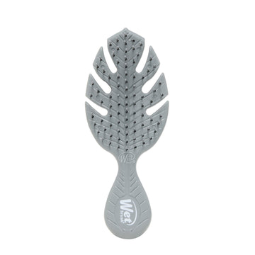 Cepillo Wet Brush Go Green Mini Detangler gris con diseño compacto para viajar