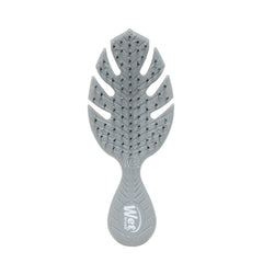 Cepillo Wet Brush Go Green Mini Detangler gris con diseño compacto para viajar
