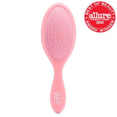 Wet Brush Original Detangler Pink Drink en mano, facilita peinado cómodo sin dolor
