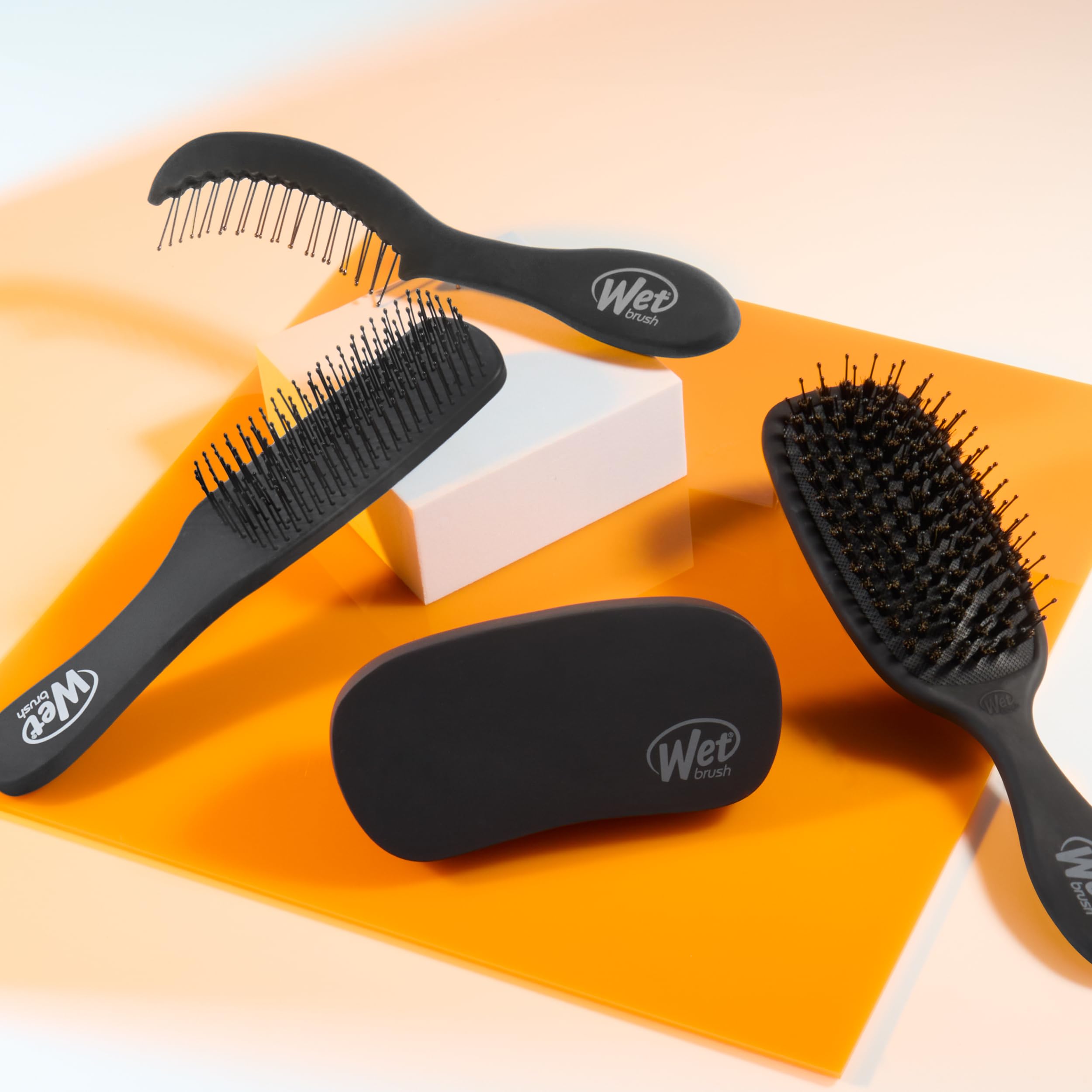 Wet Brush Shine Enhancer aporta brillo suave en cabello corto
