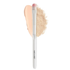 Brocha correctora Wet n Wild con fibras polymax para aplicación suave.