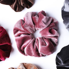 Scrunchie Whaline de terciopelo en color camel para recogidos suaves