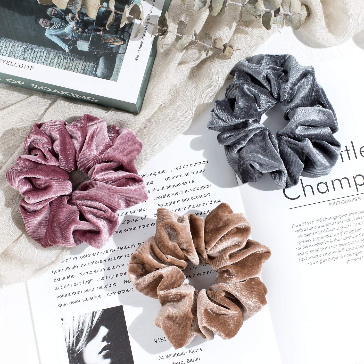 Scrunchie Whaline de terciopelo gris para sujeción suave y elegante