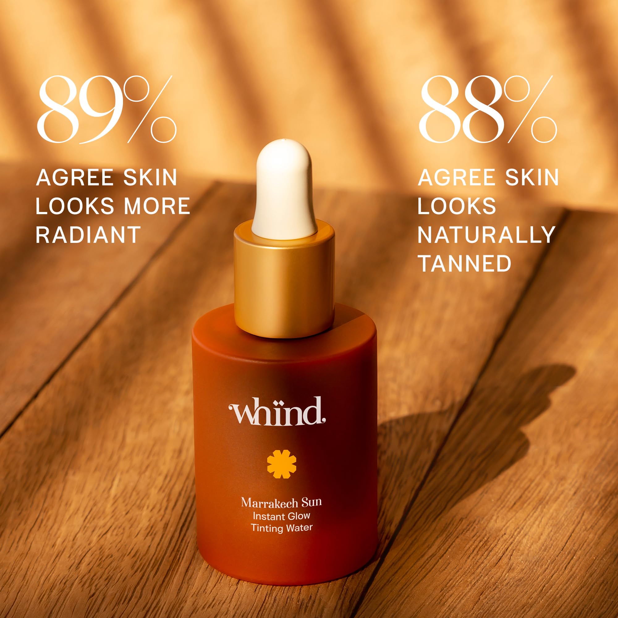 WHIND Marrakech Sun Tinting Water, gotero en uso, bronceado gradual para tono uniforme.