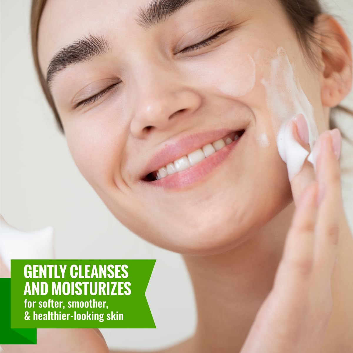 Wild Naturals Gentle Manuka Face Wash, aplicación en la mano, hidrata durante la rutina diaria.
