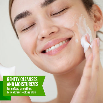 Wild Naturals Gentle Manuka Face Wash, aplicación en la mano, hidrata durante la rutina diaria.