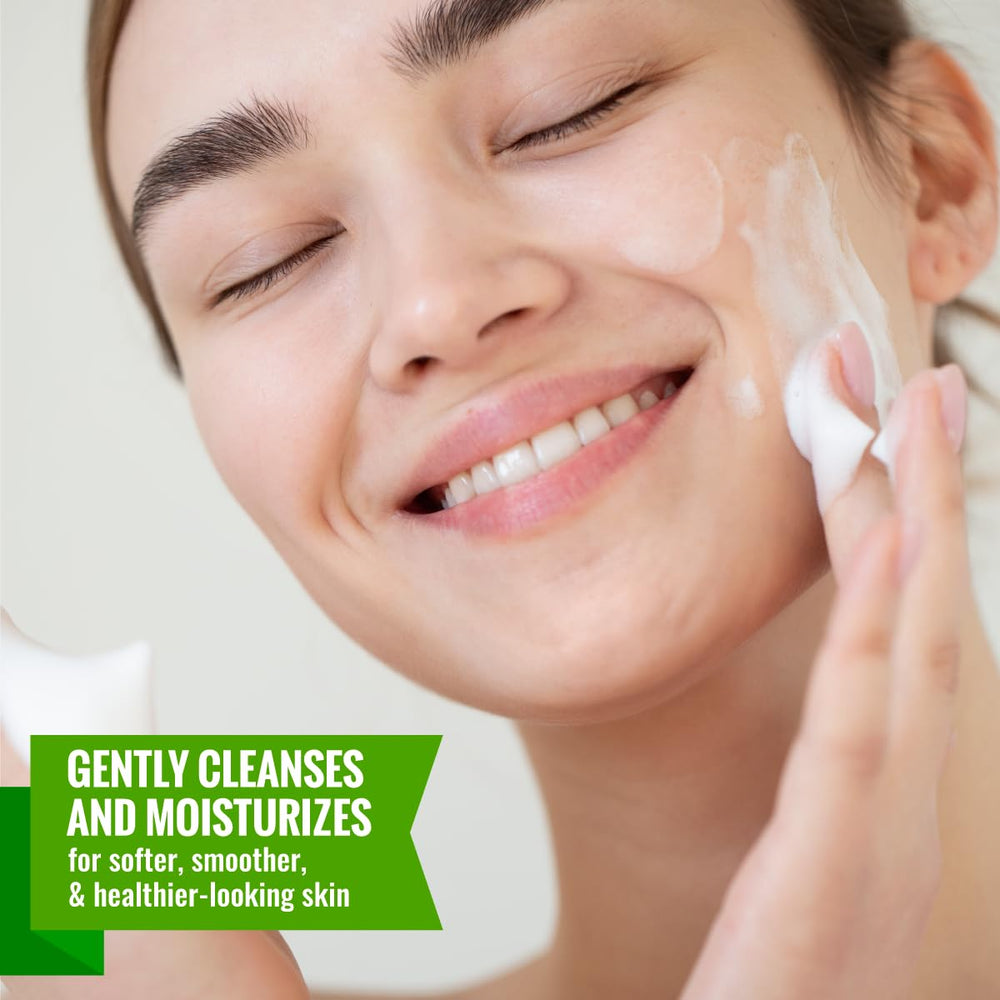 Wild Naturals Gentle Manuka Face Wash, aplicación en la mano, hidrata durante la rutina diaria.