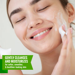 Wild Naturals Gentle Manuka Face Wash, aplicación en la mano, hidrata durante la rutina diaria.