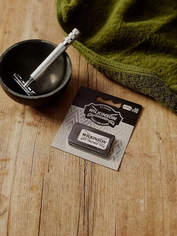 Wilkinson Sword, interior de caja con 100 hojas, organización y fácil acceso.