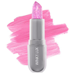 Bálsamo Confetti Lavanda de Winky Lux ilumina labios con tono rosado personalizado.