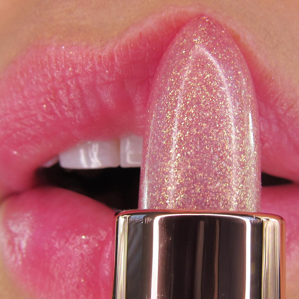 Aplicación suave del Unicorn Glimmer Balm en labios para tono rosado personalizado.
