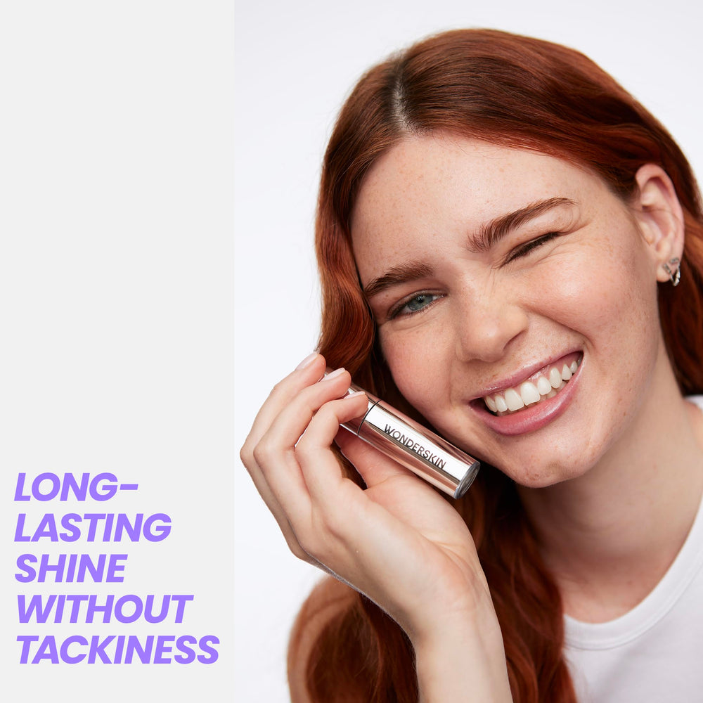 WonderSkin Lip Oil ofrece tono claro suave para un look natural.