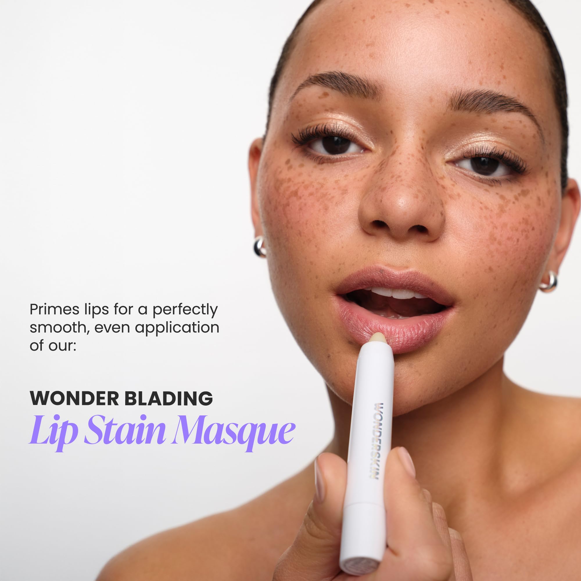 Wonderskin Lip Scrub fournit une exfoliation au sucre fin qui révèle des lèvres douces.