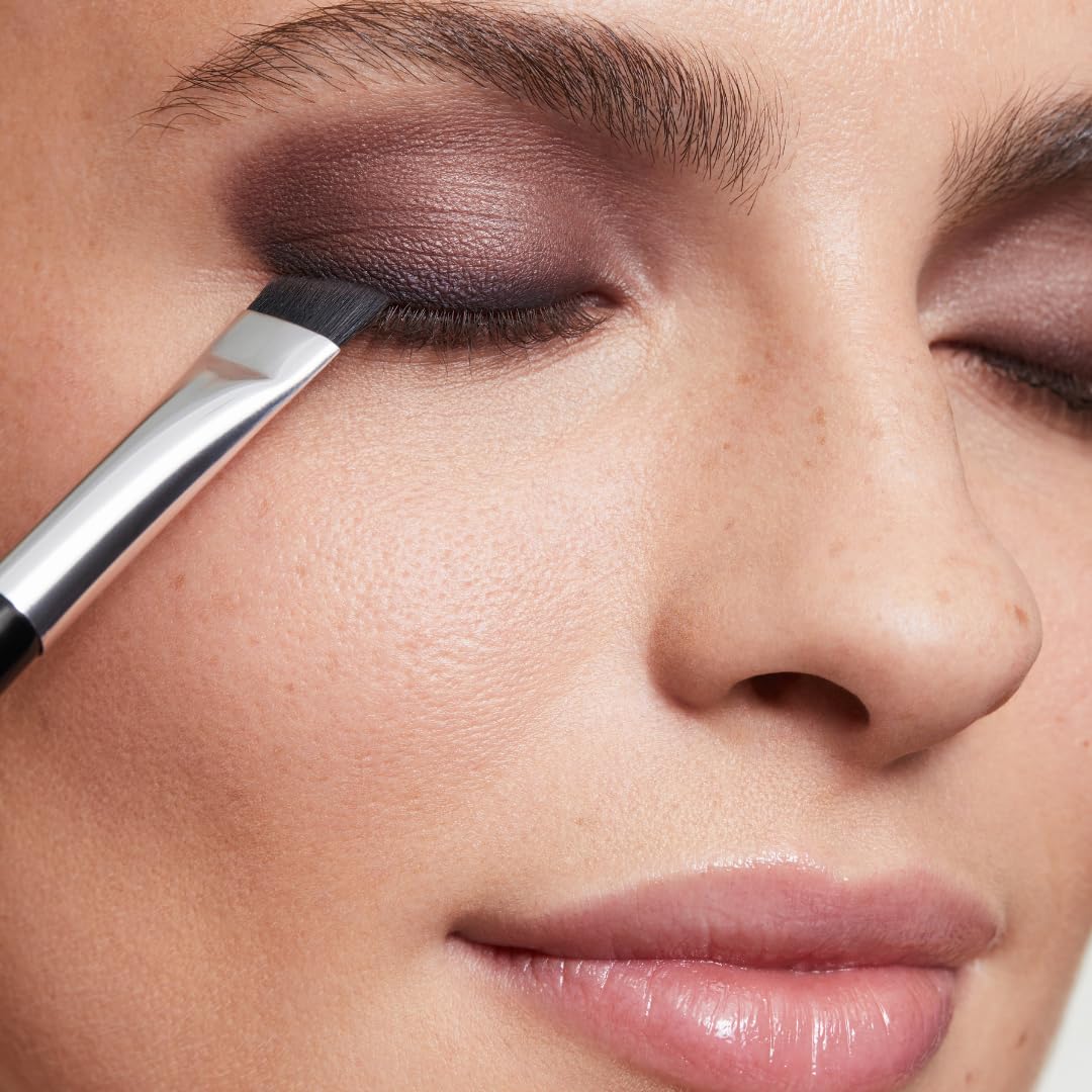 Woosh Corner Brush Smokey Look para efecto ahumado suave.