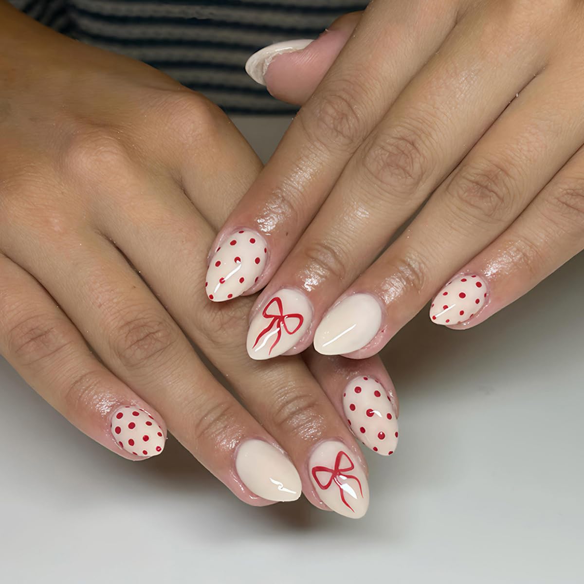 Uñas postizas WUHCIM con puntos rojos y lazo, estilo rápido para uso diario.